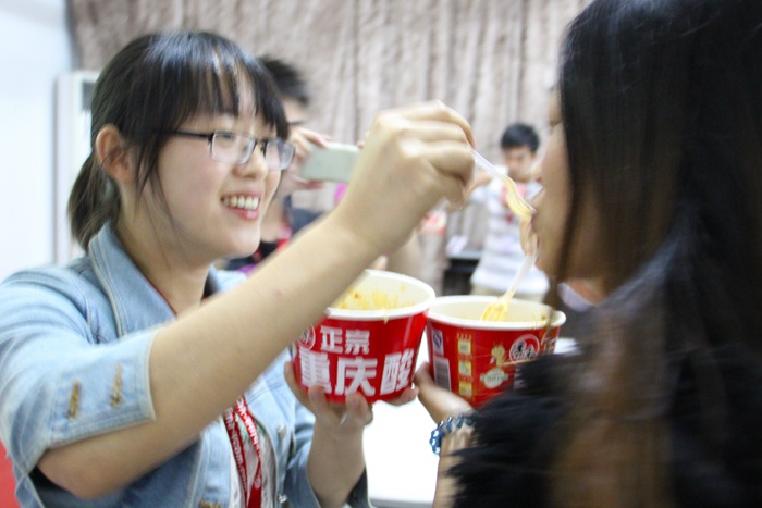 吃泡面比赛